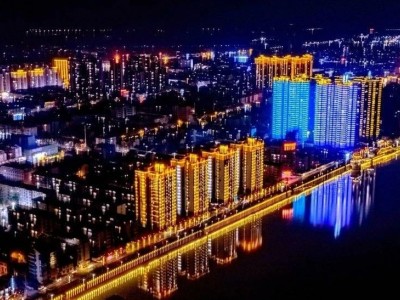 庞波督导城区亮化美化保洁工作